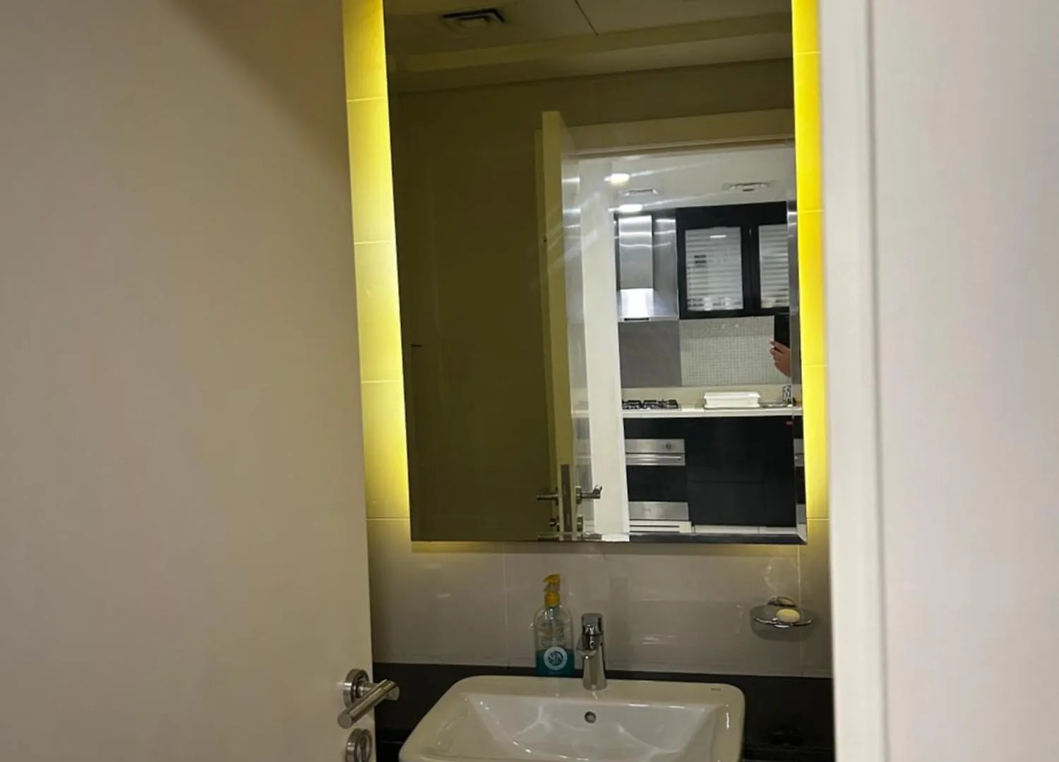 Downtown Escape By The Canal Apartment Dubai
