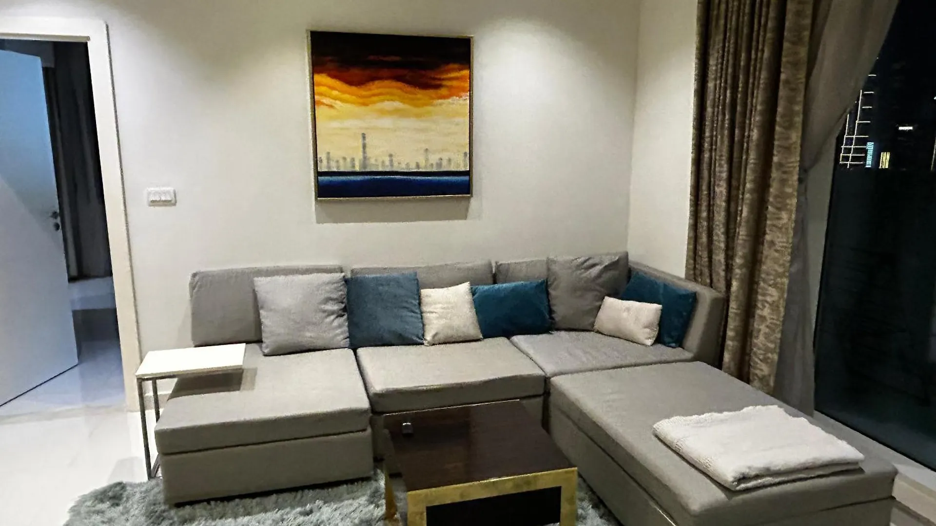 Downtown Escape By The Canal Apartment Dubai
