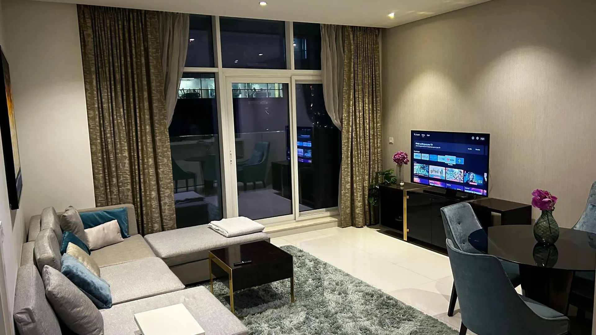 Downtown Escape By The Canal Apartment Dubai